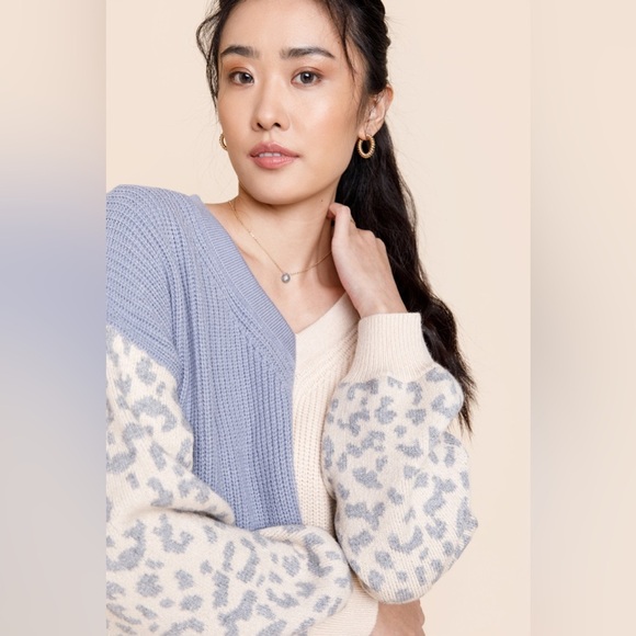 Leopard Colorblock Blue and Cream Sweater large - Picture 3 of 7